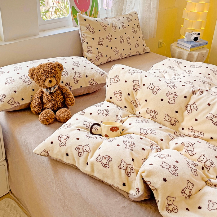 91家纺网 家纺一手货源 找家纺 暖芯优选 2025新款小清新加厚高克重牛奶绒四件套直播热款电商热款 小熊世界