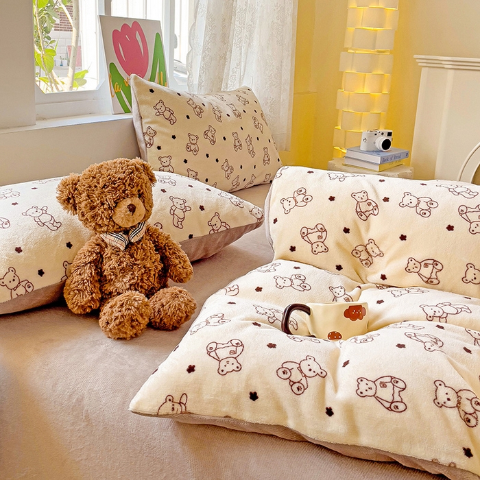 91家纺网 家纺一手货源 找家纺 暖芯优选 2025新款小清新加厚高克重牛奶绒四件套直播热款电商热款 小熊世界