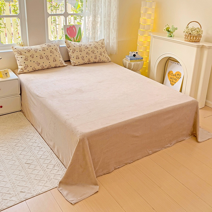 91家纺网 家纺一手货源 找家纺 暖芯优选 2025新款小清新加厚高克重牛奶绒四件套直播热款电商热款 小熊世界