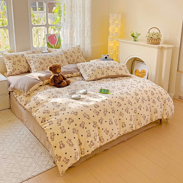 91家纺网 家纺一手货源 找家纺 暖芯优选 2025新款小清新加厚高克重牛奶绒四件套直播热款电商热款 小熊世界