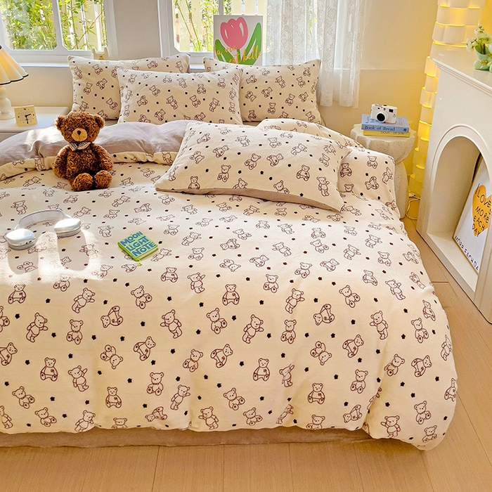 91家纺网 家纺一手货源 找家纺 暖芯优选 2025新款小清新加厚高克重牛奶绒四件套直播热款电商热款 小熊世界