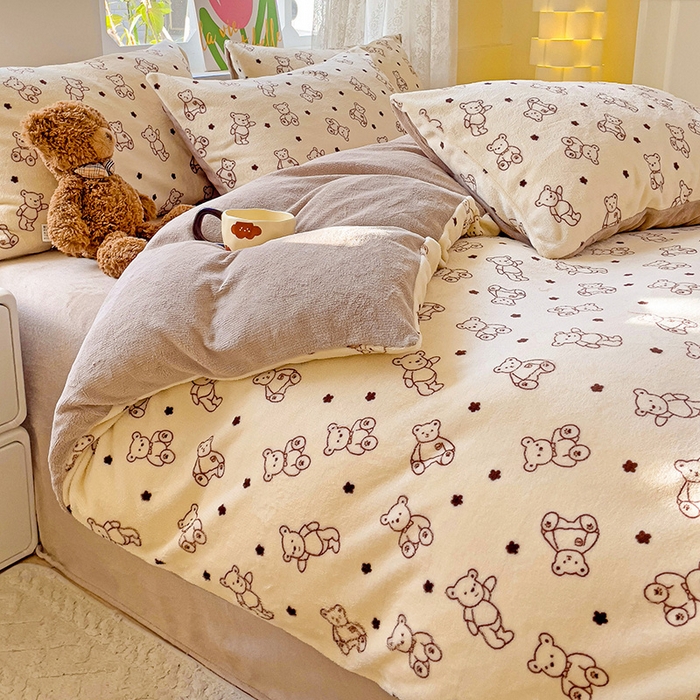 91家纺网 家纺一手货源 找家纺 暖芯优选 2025新款小清新加厚高克重牛奶绒四件套直播热款电商热款 小熊世界