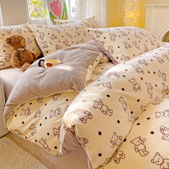 91家纺网 家纺一手货源 找家纺 暖芯优选 2025新款小清新加厚高克重牛奶绒四件套直播热款电商热款 小熊世界