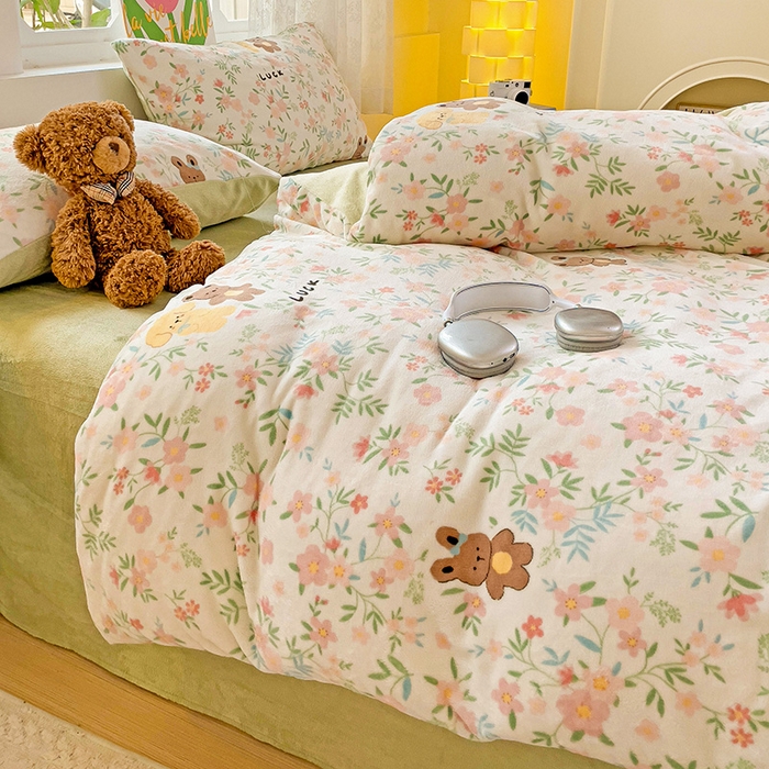 91家纺网 家纺一手货源 找家纺 暖芯优选 2025新款小清新加厚高克重牛奶绒四件套直播热款电商热款 幸运伙伴