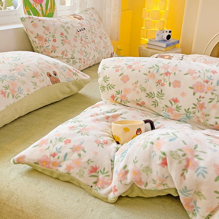 91家纺网 家纺一手货源 找家纺 暖芯优选 2025新款小清新加厚高克重牛奶绒四件套直播热款电商热款 幸运伙伴