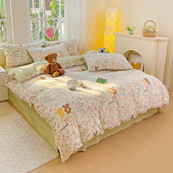 91家纺网 家纺一手货源 找家纺 暖芯优选 2025新款小清新加厚高克重牛奶绒四件套直播热款电商热款 幸运伙伴