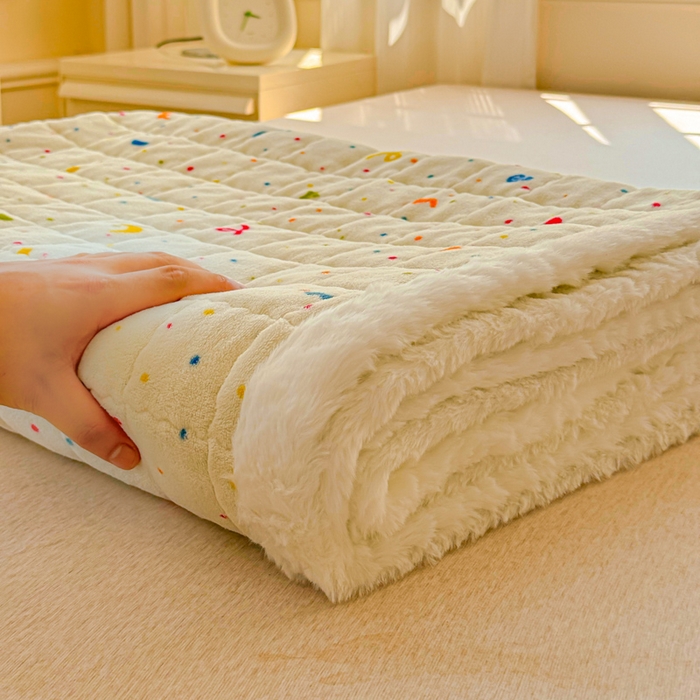 91家纺网 家纺一手货源 找家纺 澜妃 2025新款高克重牛奶绒可爱系床褥床护垫CHD CHD-芝士酪