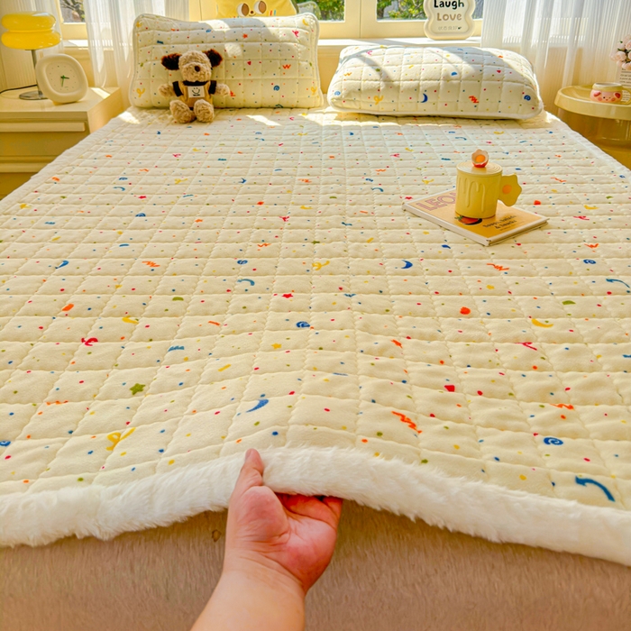 91家纺网 家纺一手货源 找家纺 澜妃 2025新款高克重牛奶绒可爱系床褥床护垫CHD CHD-芝士酪