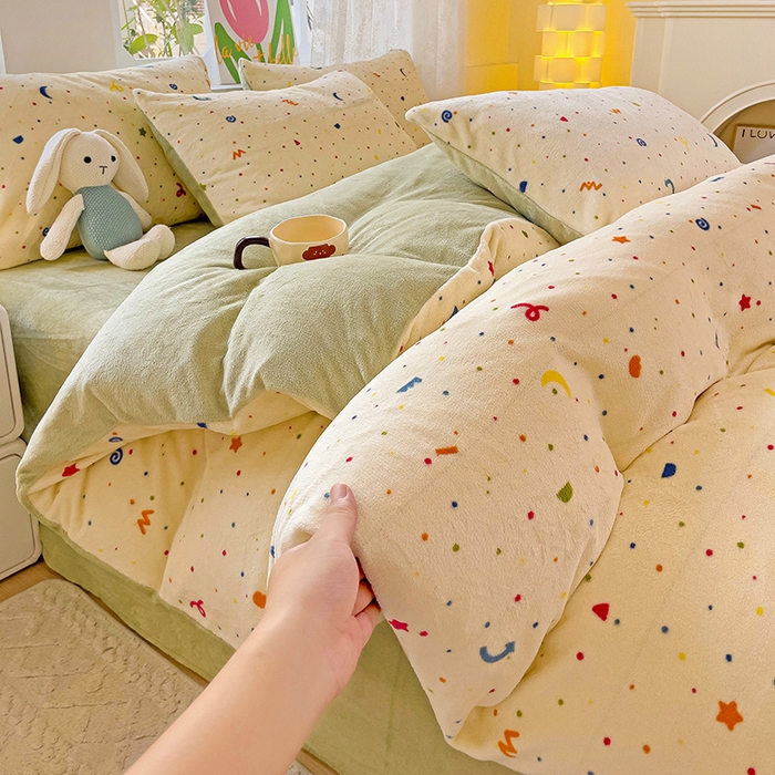 91家纺网 家纺一手货源 找家纺 暖芯优选 2025新款小清新加厚高克重牛奶绒四件套直播热款电商热款 彩虹堂绿