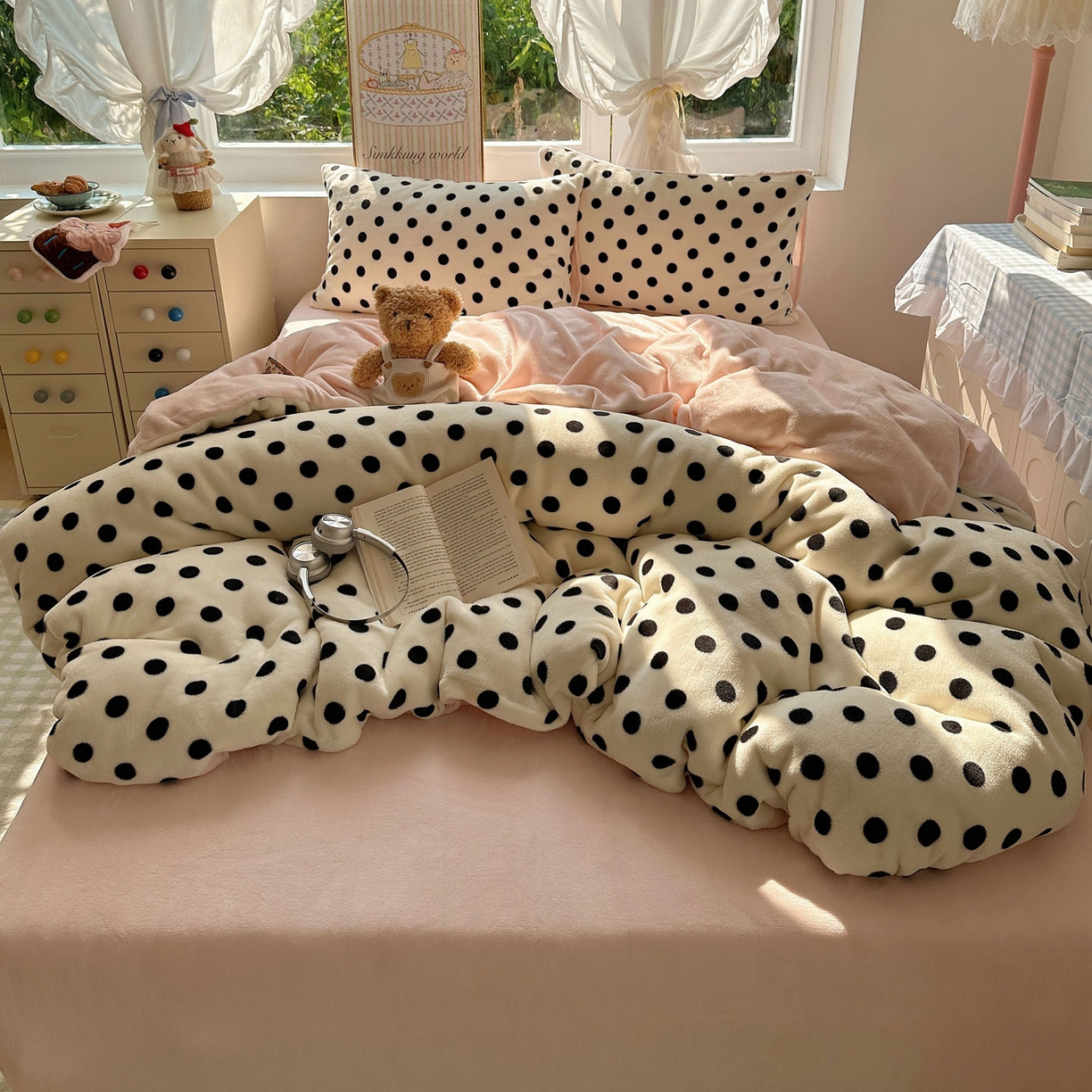 91家纺网 家纺一手货源 找家纺 暖芯优选 2025新款小清新加厚高克重牛奶绒四件套直播热款电商热款 波利圆点-白