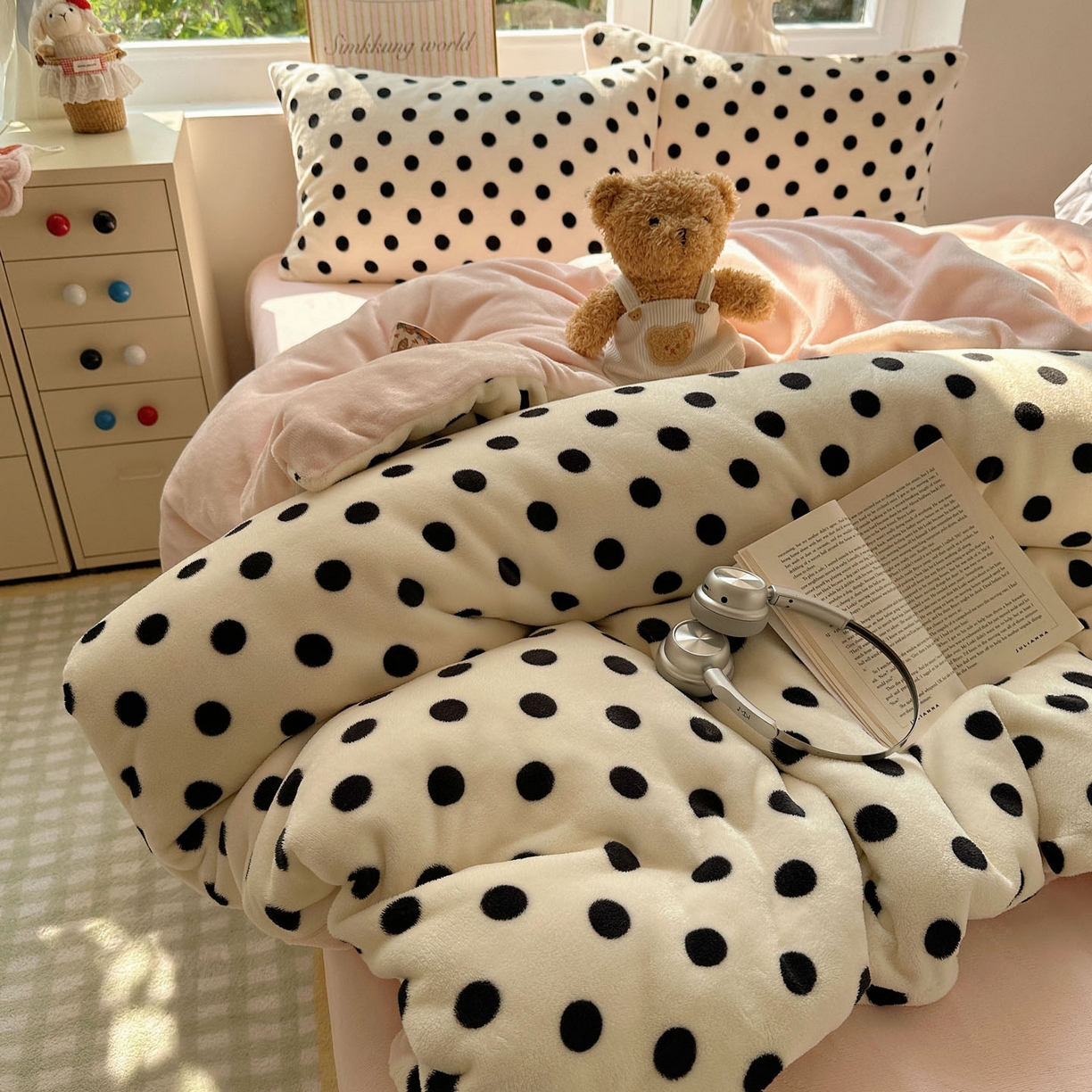 91家纺网 家纺一手货源 找家纺 暖芯优选 2025新款小清新加厚高克重牛奶绒四件套直播热款电商热款 波利圆点-白