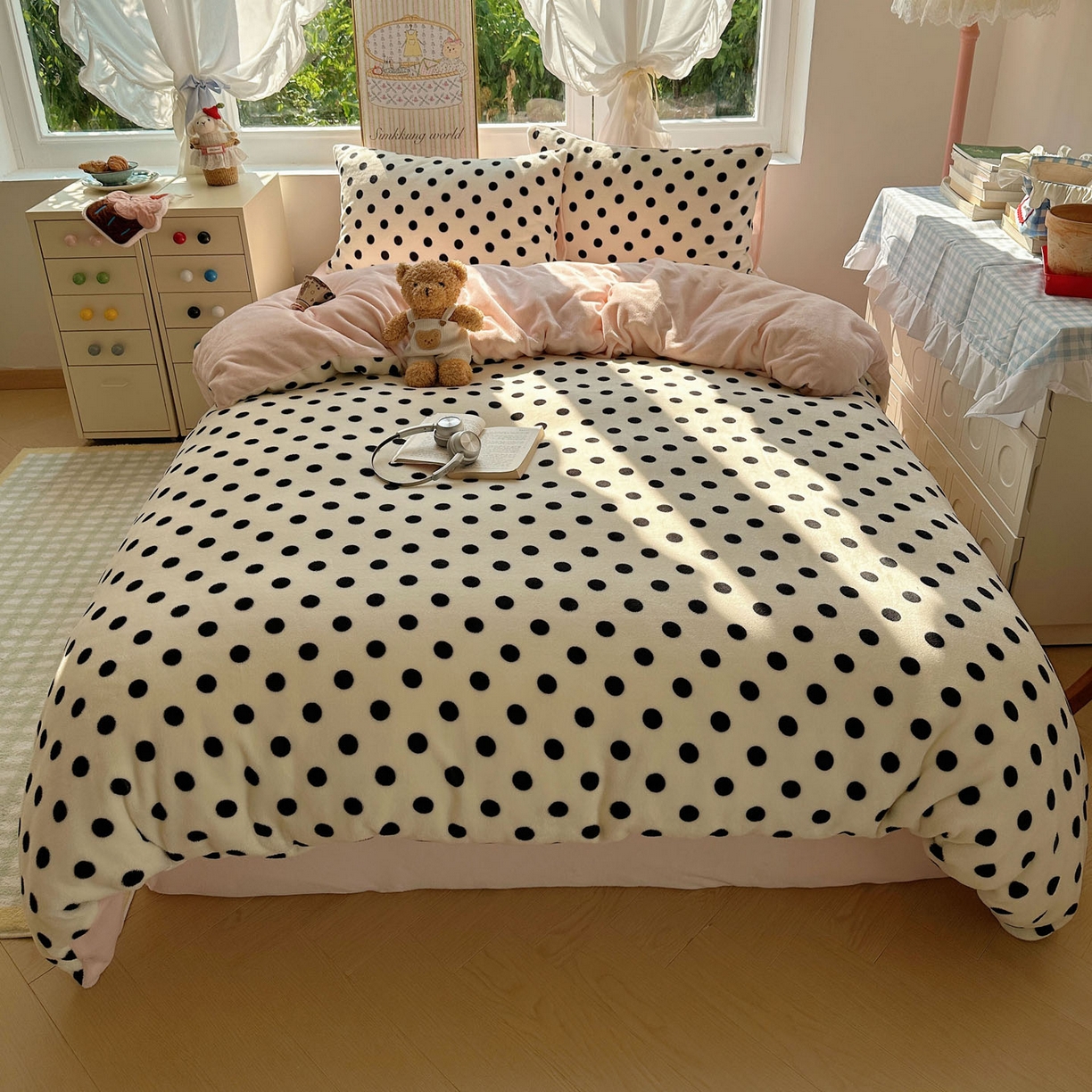 91家纺网 家纺一手货源 找家纺 暖芯优选 2025新款小清新加厚高克重牛奶绒四件套直播热款电商热款 波利圆点-白