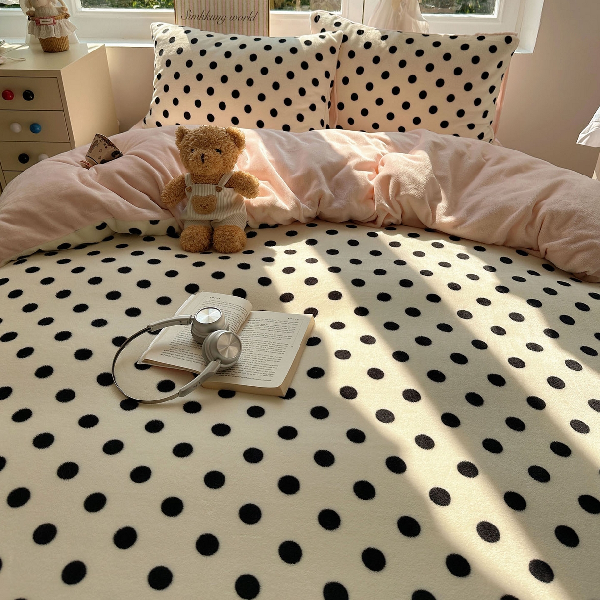 91家纺网 家纺一手货源 找家纺 暖芯优选 2025新款小清新加厚高克重牛奶绒四件套直播热款电商热款 波利圆点-白