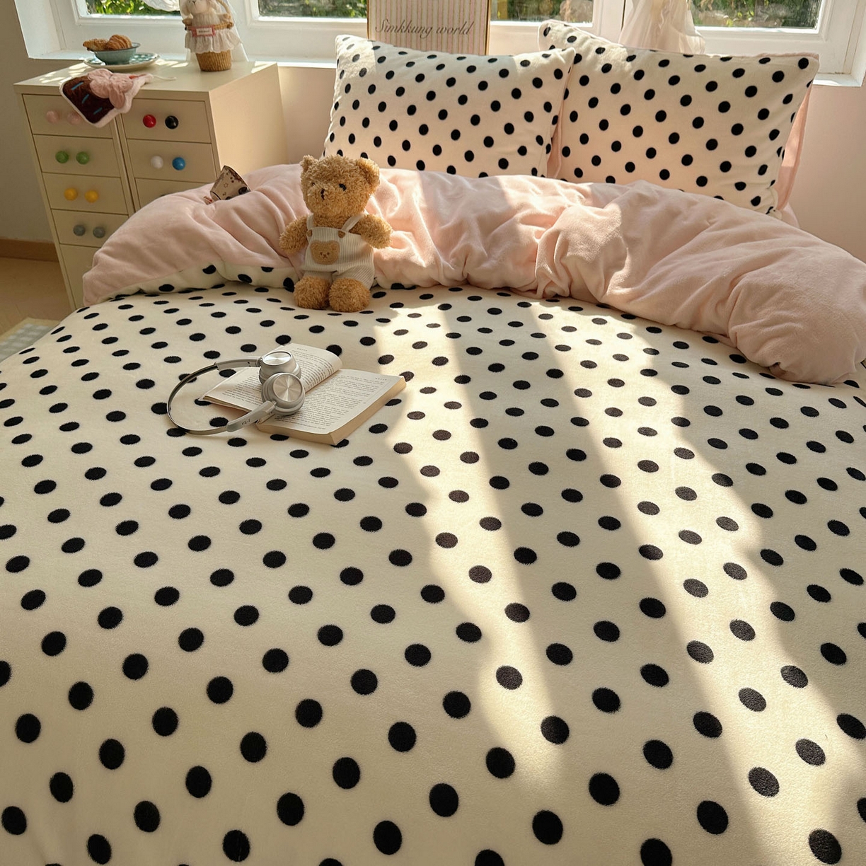 91家纺网 家纺一手货源 找家纺 暖芯优选 2025新款小清新加厚高克重牛奶绒四件套直播热款电商热款 波利圆点-白