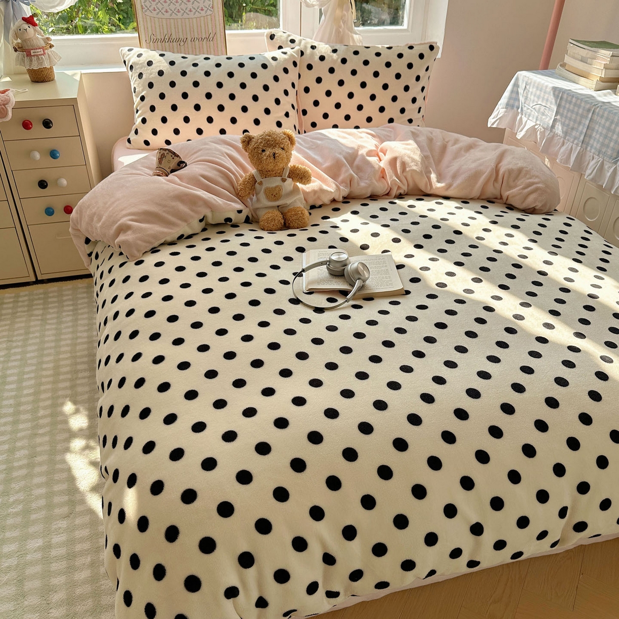 91家纺网 家纺一手货源 找家纺 暖芯优选 2025新款小清新加厚高克重牛奶绒四件套直播热款电商热款 波利圆点-白