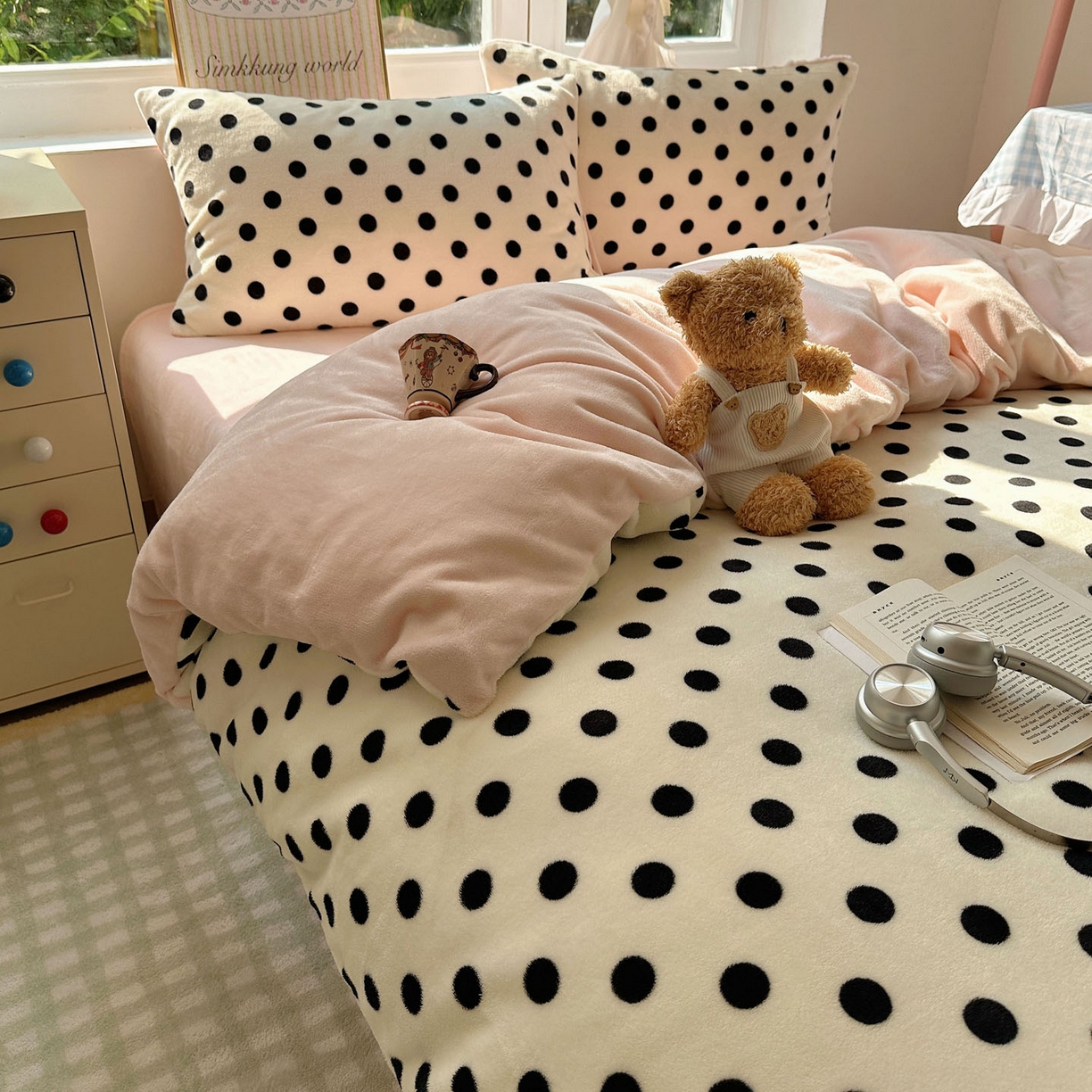 91家纺网 家纺一手货源 找家纺 暖芯优选 2025新款小清新加厚高克重牛奶绒四件套直播热款电商热款 波利圆点-白