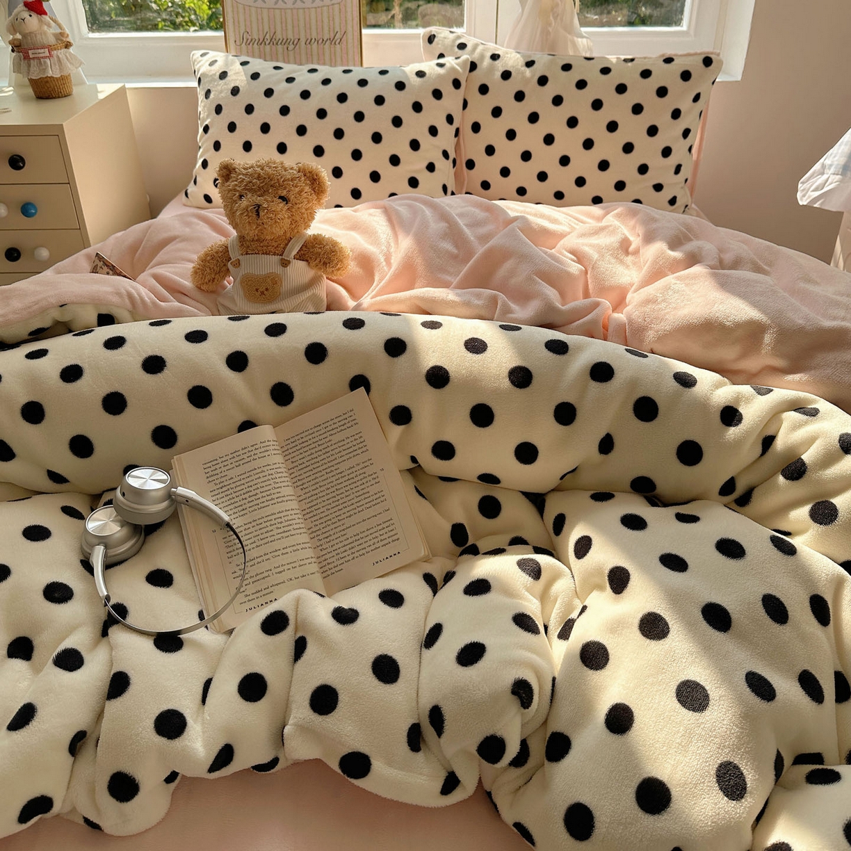 91家纺网 家纺一手货源 找家纺 暖芯优选 2025新款小清新加厚高克重牛奶绒四件套直播热款电商热款 波利圆点-白