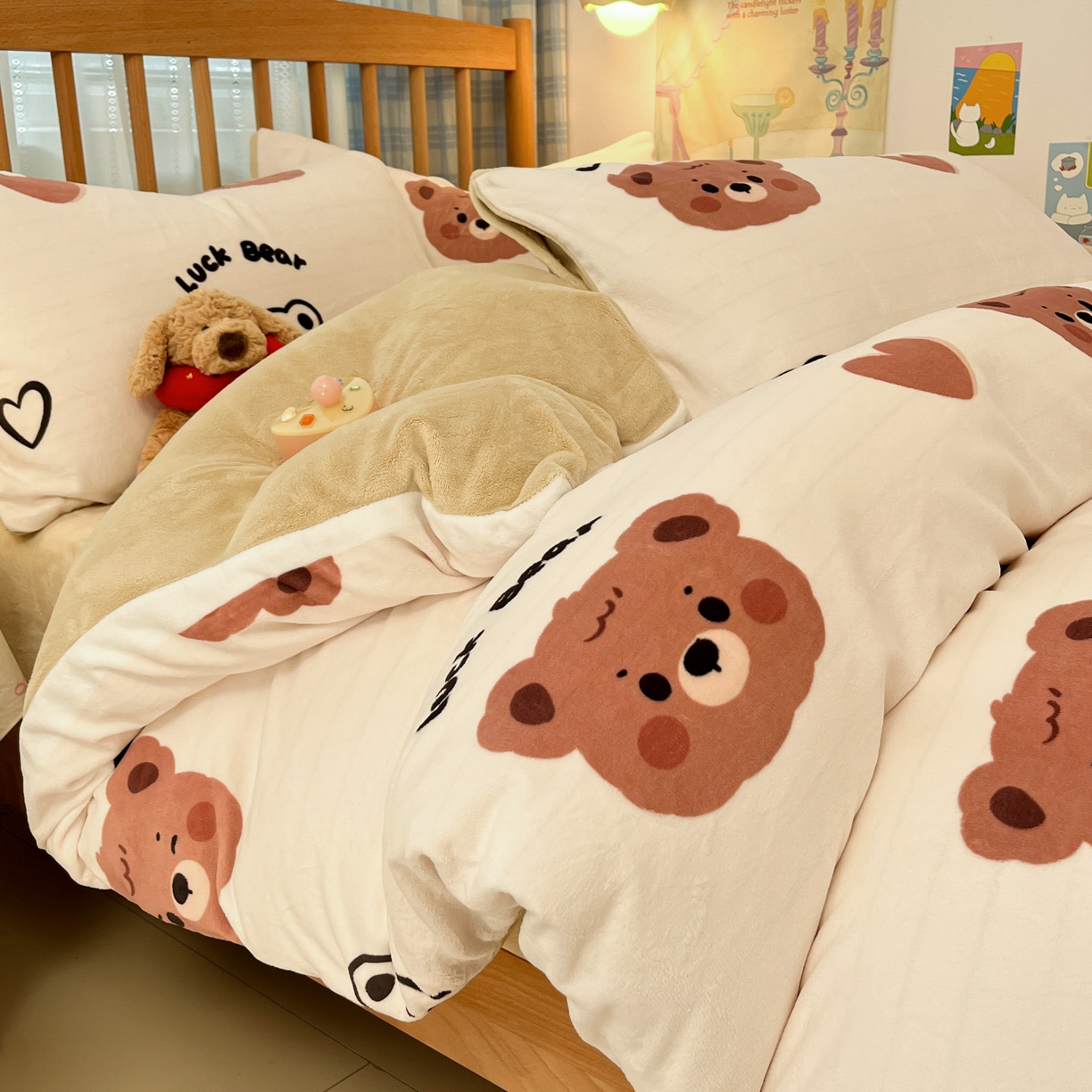 91家纺网 家纺一手货源 找家纺 小叮当家纺仓储工厂店 2025新款牛奶绒印花四件套 小熊心旅