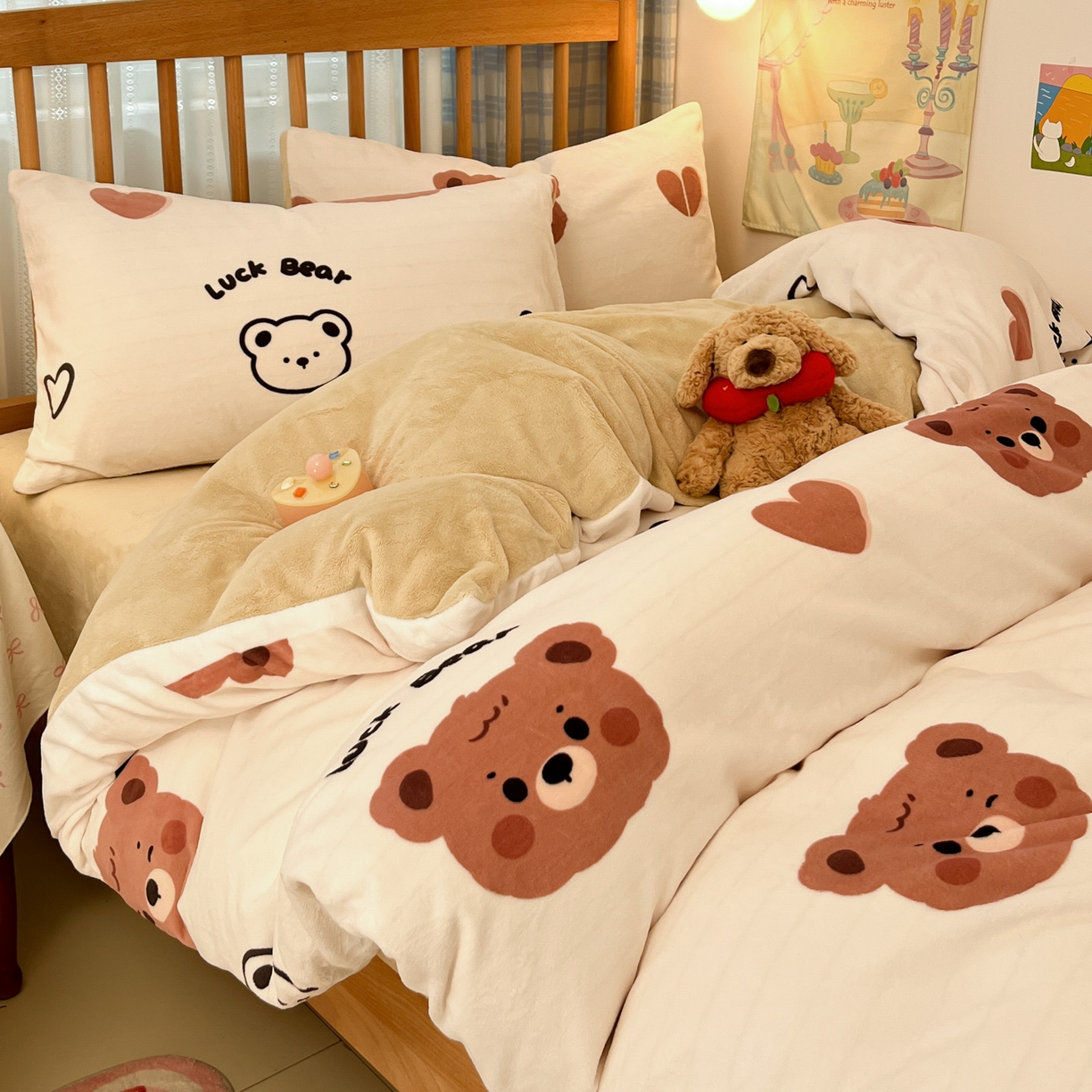 91家纺网 家纺一手货源 找家纺 小叮当家纺仓储工厂店 2025新款牛奶绒印花四件套 小熊心旅