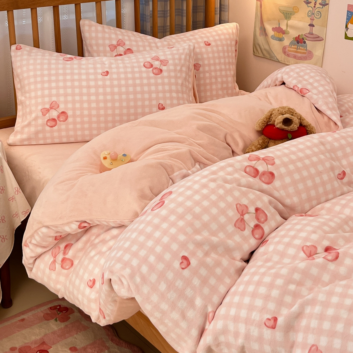 91家纺网 家纺一手货源 找家纺 小叮当家纺仓储工厂店 2025新款牛奶绒印花四件套 格上樱梦