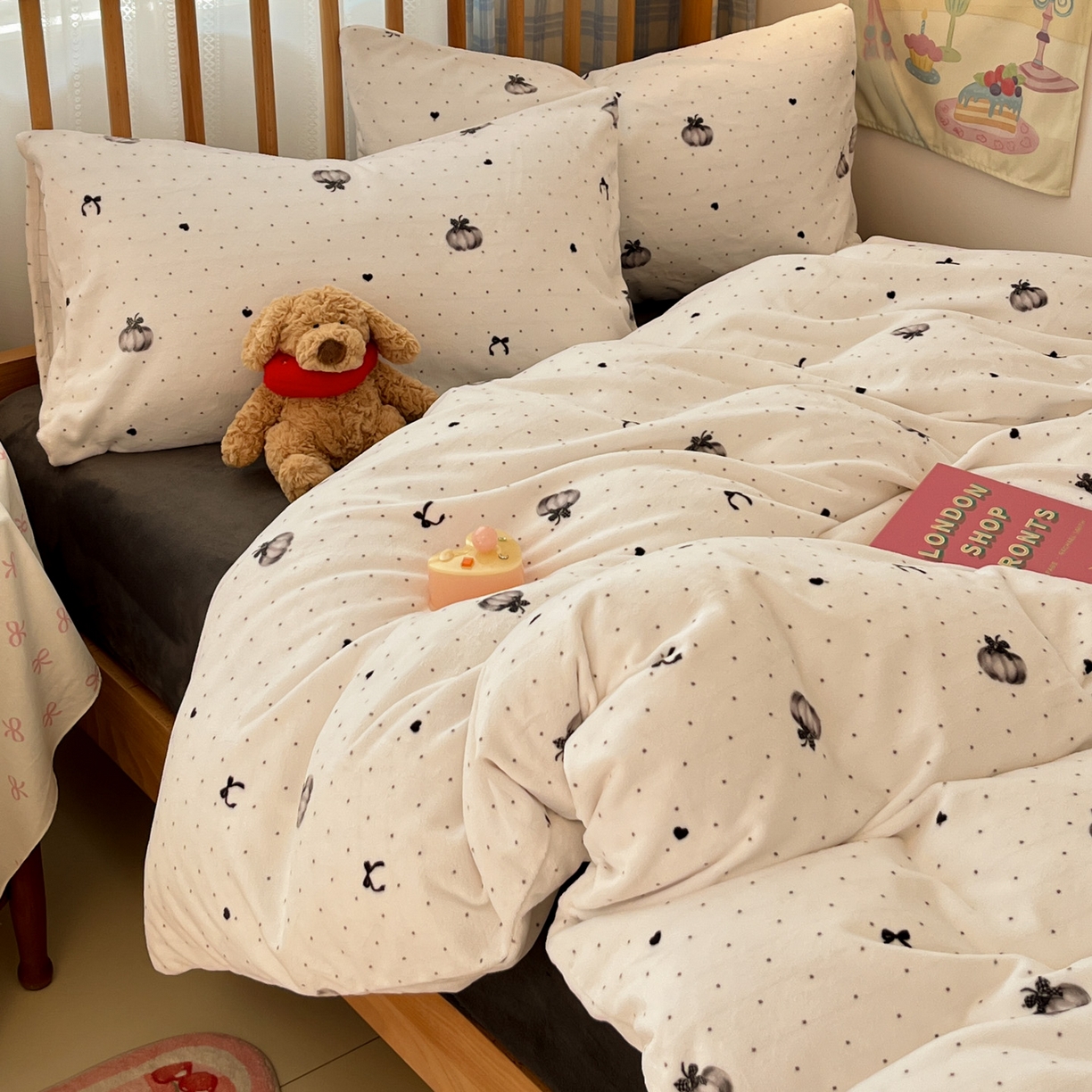 91家纺网 家纺一手货源 找家纺 小叮当家纺仓储工厂店 2025新款牛奶绒印花四件套 简韵南瓜