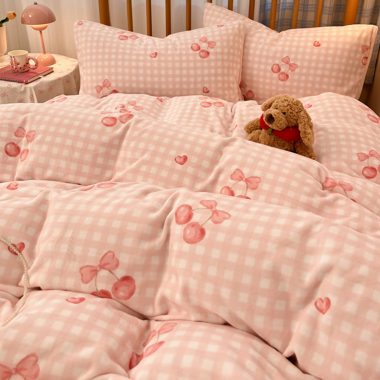 91家纺网 家纺一手货源 找家纺 小叮当家纺仓储工厂店 2025新款牛奶绒印花四件套 格上樱梦