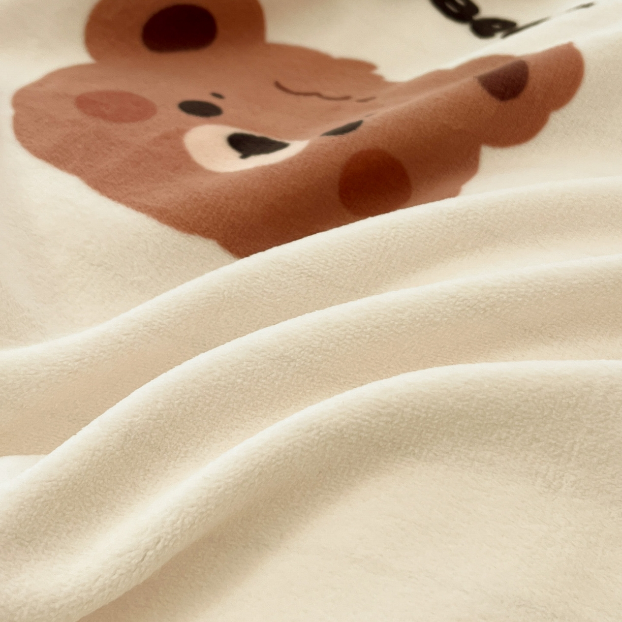 91家纺网 家纺一手货源 找家纺 小叮当家纺仓储工厂店 2025新款牛奶绒印花四件套 小熊心旅