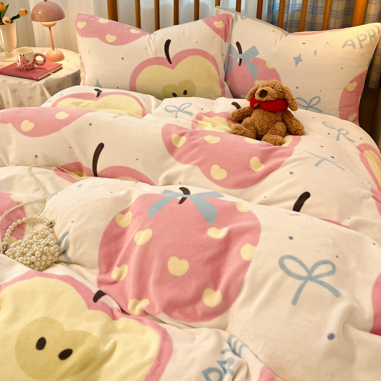 91家纺网 家纺一手货源 找家纺 小叮当家纺仓储工厂店 2025新款牛奶绒印花四件套 平安果