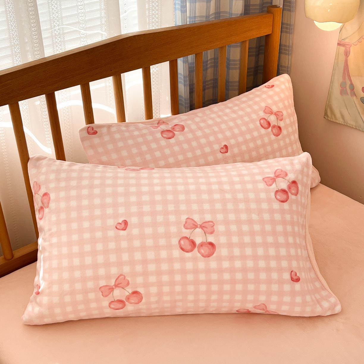 91家纺网 家纺一手货源 找家纺 小叮当家纺仓储工厂店 2025新款牛奶绒印花四件套 格上樱梦