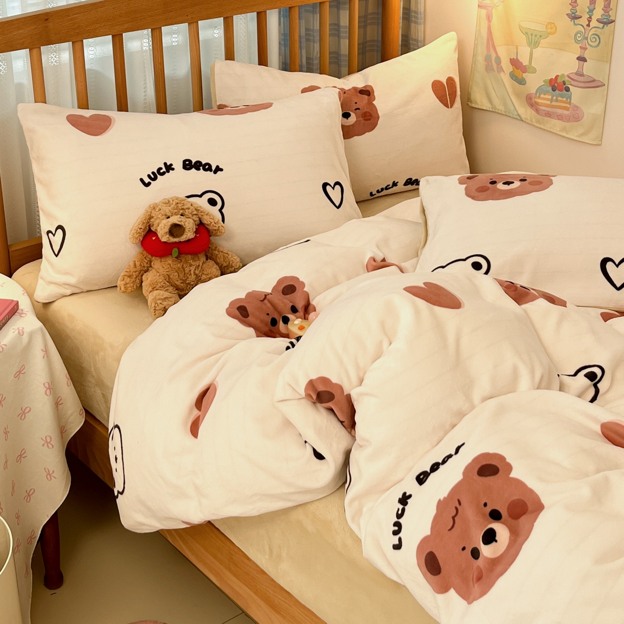 91家纺网 家纺一手货源 找家纺 小叮当家纺仓储工厂店 2025新款牛奶绒印花四件套 小熊心旅