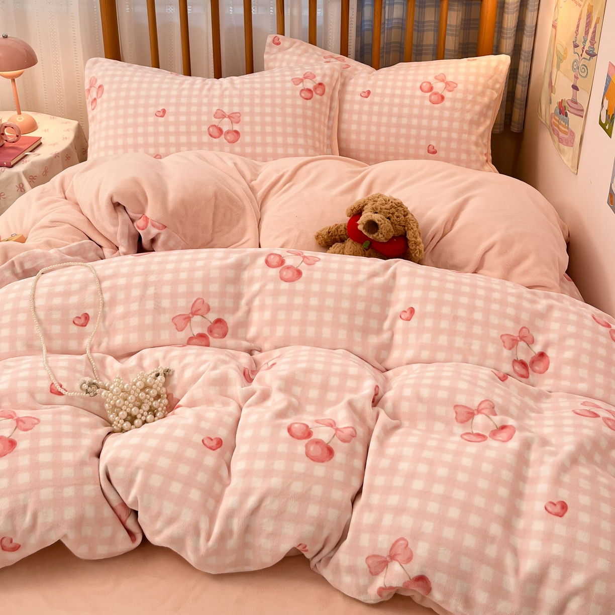 91家纺网 家纺一手货源 找家纺 小叮当家纺仓储工厂店 2025新款牛奶绒印花四件套 格上樱梦