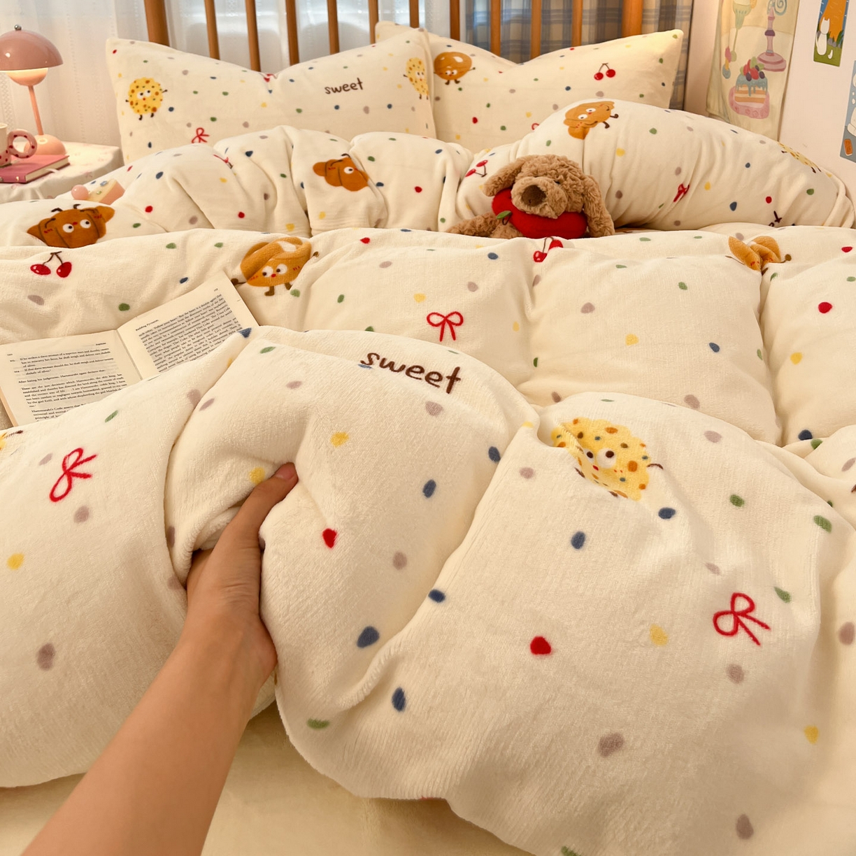 91家纺网 家纺一手货源 找家纺 小叮当家纺仓储工厂店 2025新款牛奶绒印花四件套 饼干派对