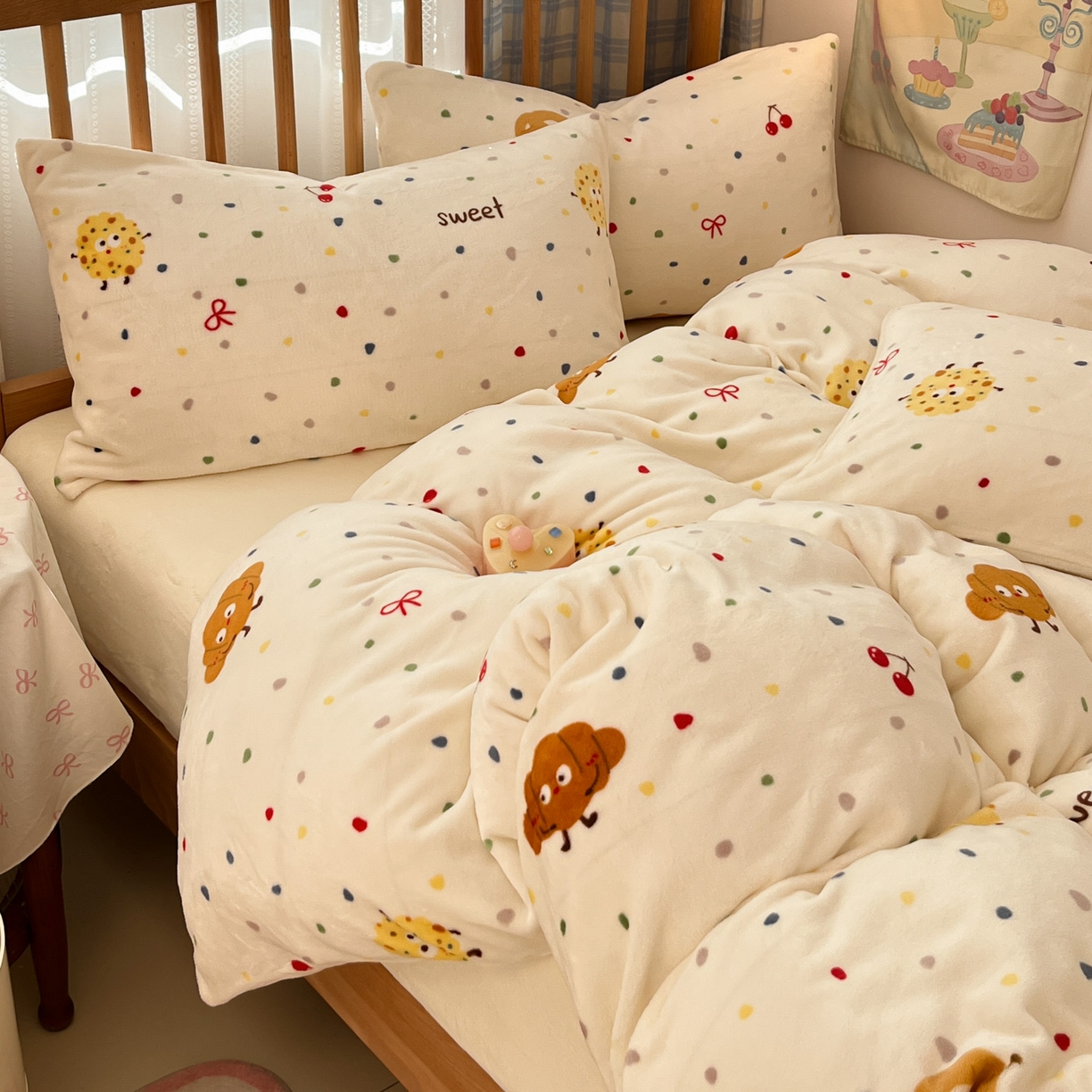 91家纺网 家纺一手货源 找家纺 小叮当家纺仓储工厂店 2025新款牛奶绒印花四件套 饼干派对