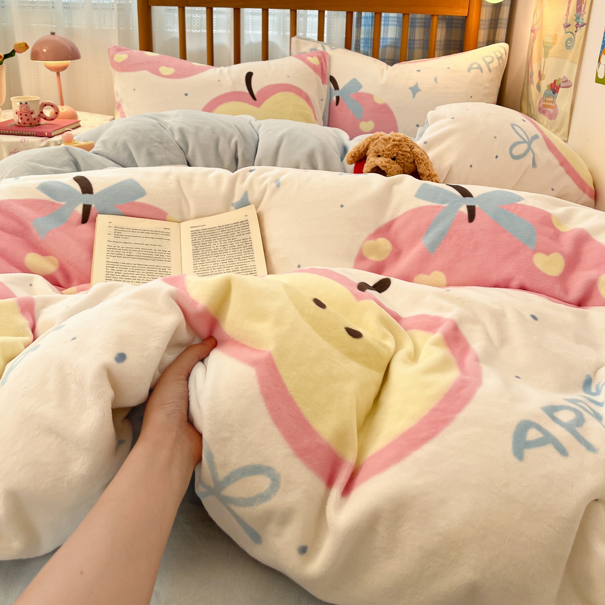 91家纺网 家纺一手货源 找家纺 小叮当家纺仓储工厂店 2025新款牛奶绒印花四件套 平安果