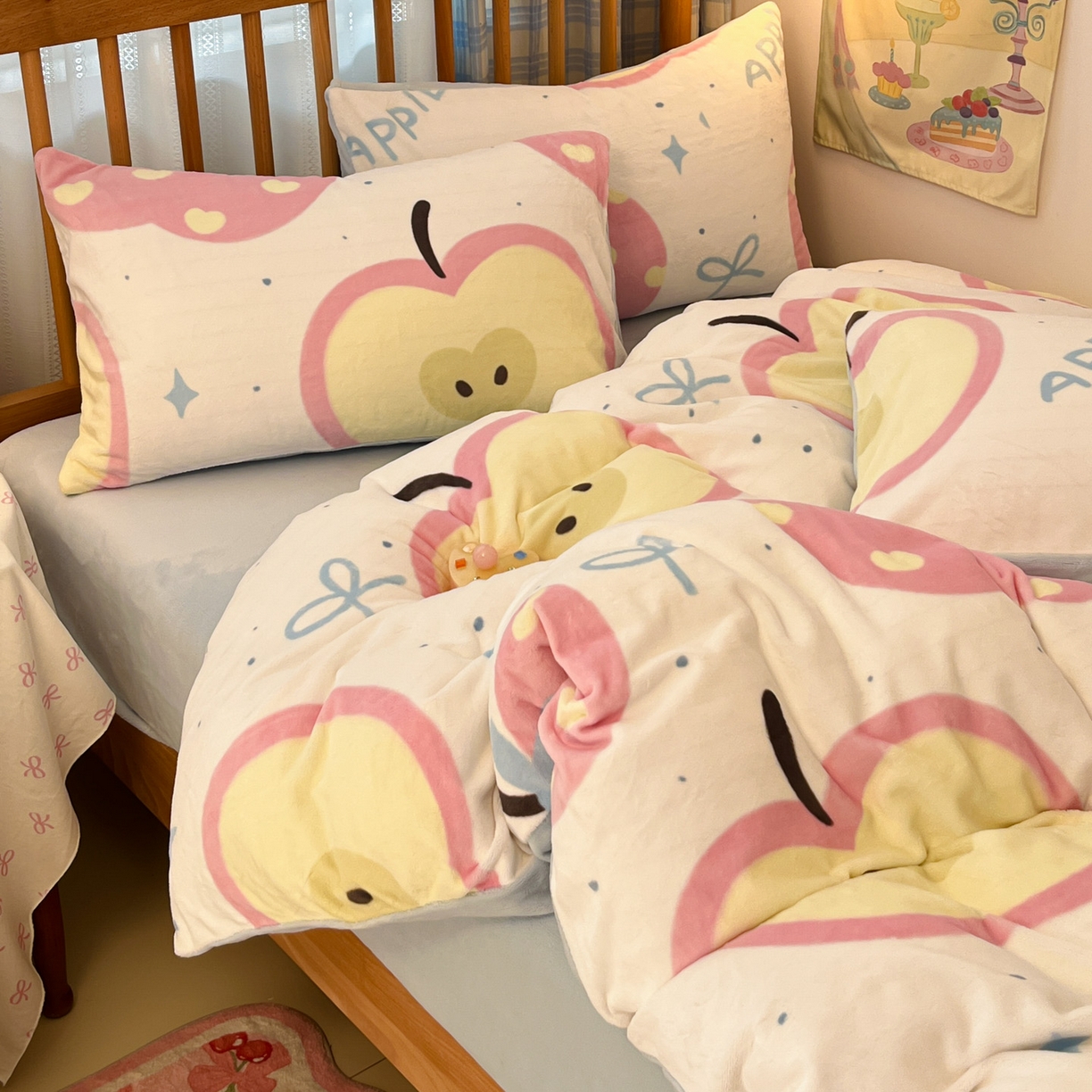 91家纺网 家纺一手货源 找家纺 小叮当家纺仓储工厂店 2025新款牛奶绒印花四件套 平安果