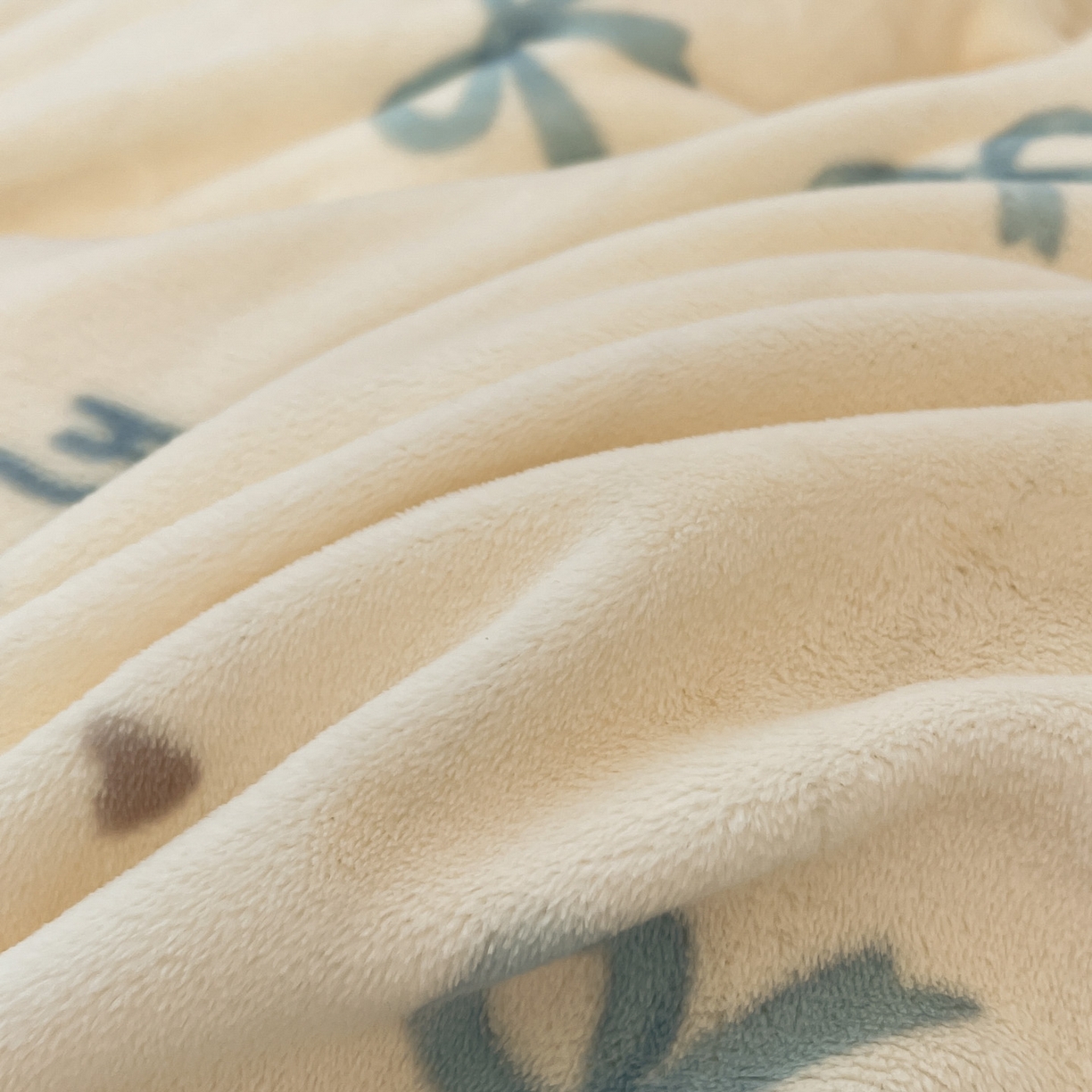 91家纺网 家纺一手货源 找家纺 小叮当家纺仓储工厂店 2025新款牛奶绒印花四件套 蓝调逸境