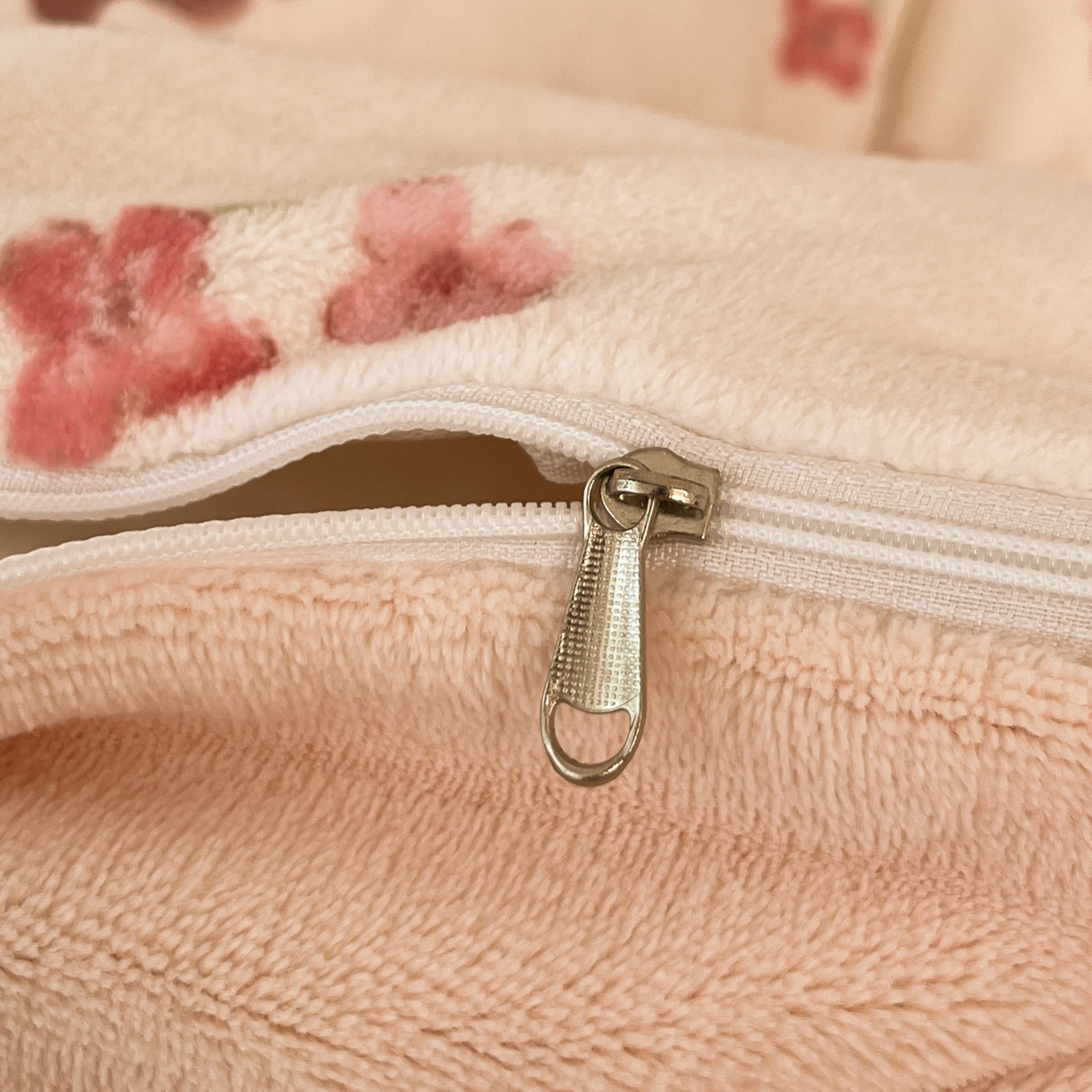 91家纺网 家纺一手货源 找家纺 小叮当家纺仓储工厂店 2025新款牛奶绒印花四件套 碎花猫猫