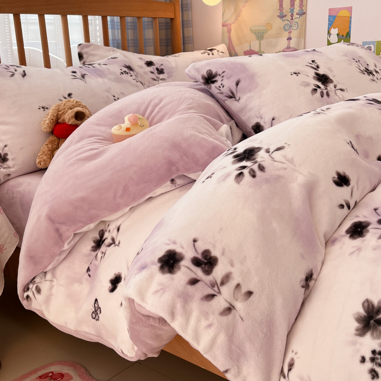 91家纺网 家纺一手货源 找家纺 小叮当家纺仓储工厂店 2025新款牛奶绒印花四件套 魅色佳人