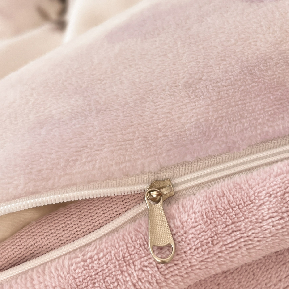 91家纺网 家纺一手货源 找家纺 小叮当家纺仓储工厂店 2025新款牛奶绒印花四件套 魅色佳人