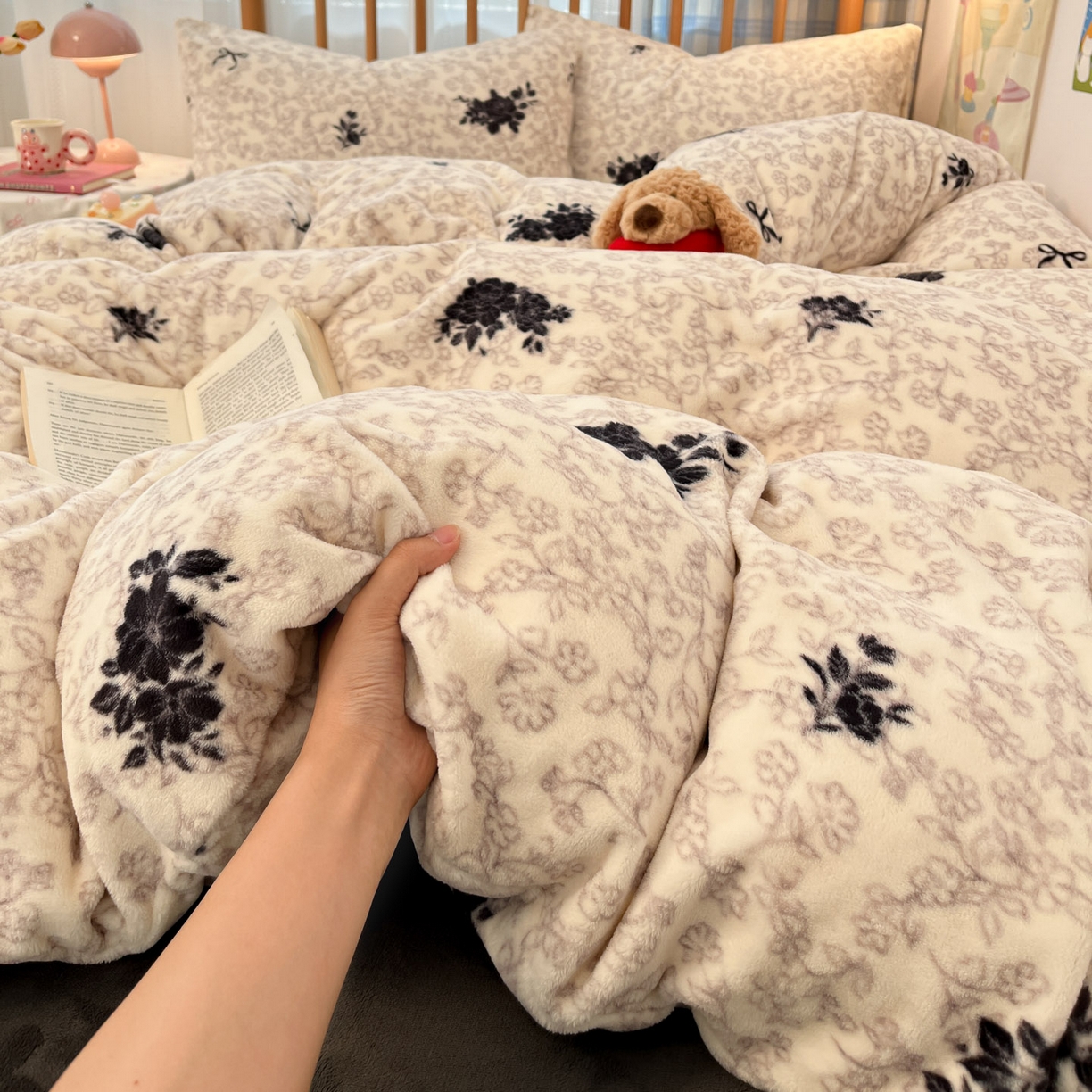 91家纺网 家纺一手货源 找家纺 小叮当家纺仓储工厂店 2025新款牛奶绒印花四件套 墨韵幽花