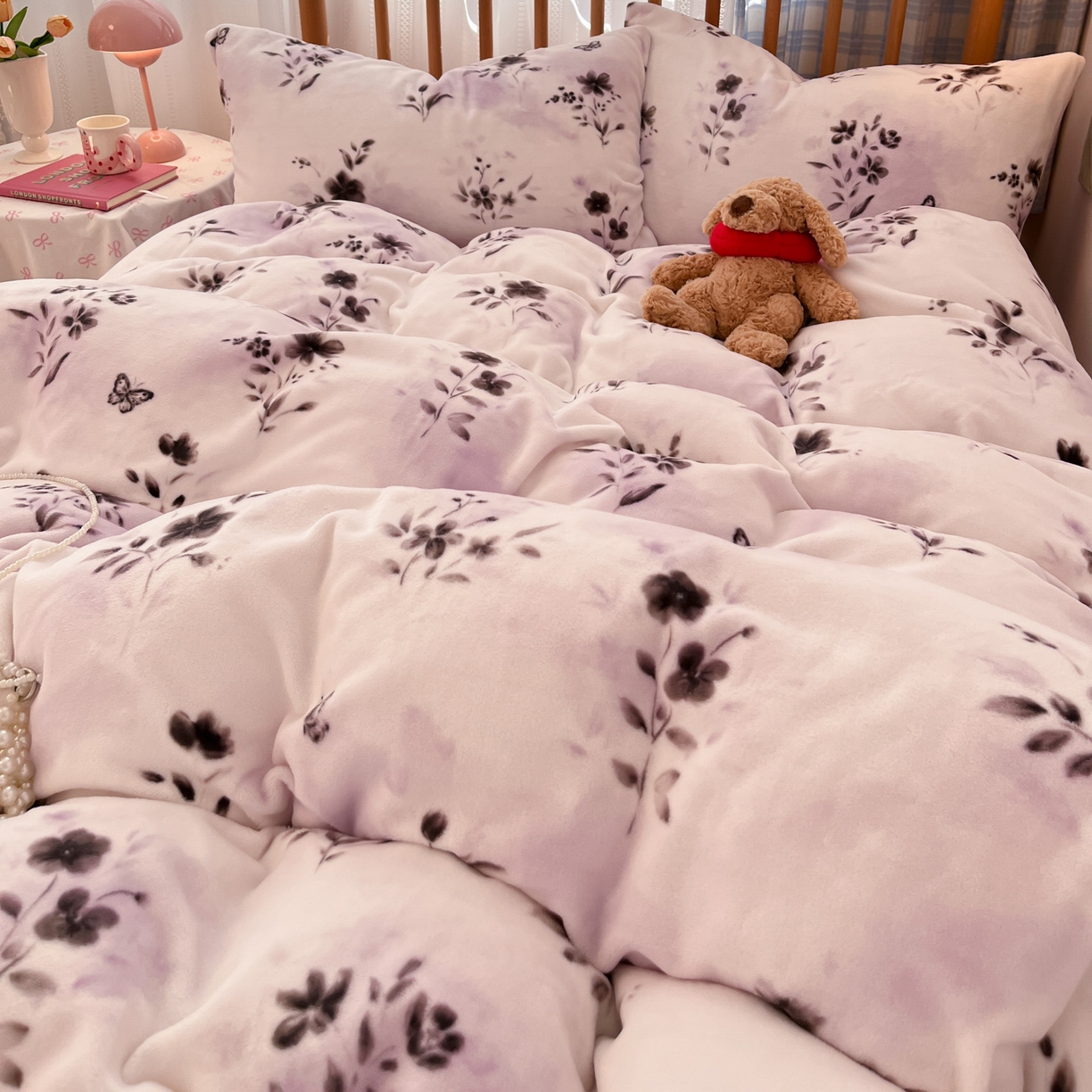 91家纺网 家纺一手货源 找家纺 小叮当家纺仓储工厂店 2025新款牛奶绒印花四件套 魅色佳人