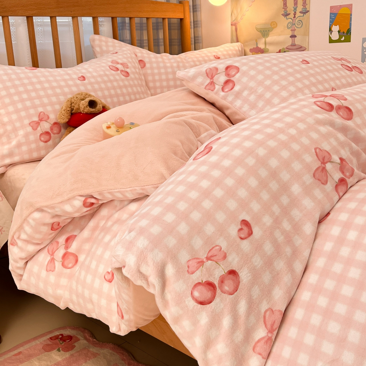 91家纺网 家纺一手货源 找家纺 小叮当家纺仓储工厂店 2025新款牛奶绒印花四件套 格上樱梦