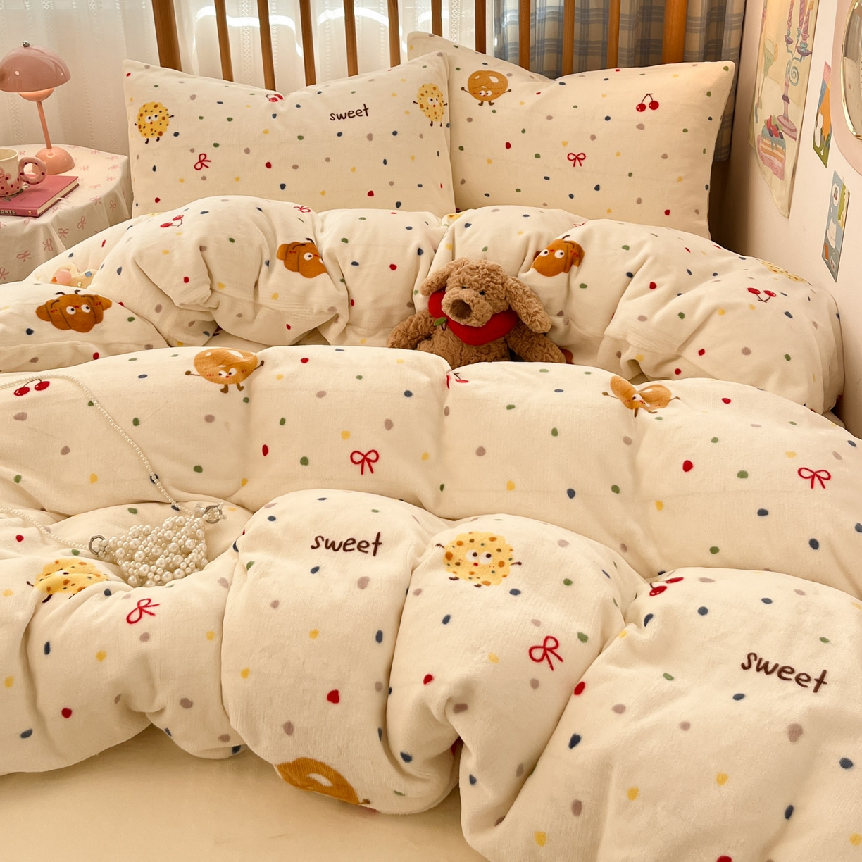 91家纺网 家纺一手货源 找家纺 小叮当家纺仓储工厂店 2025新款牛奶绒印花四件套 饼干派对