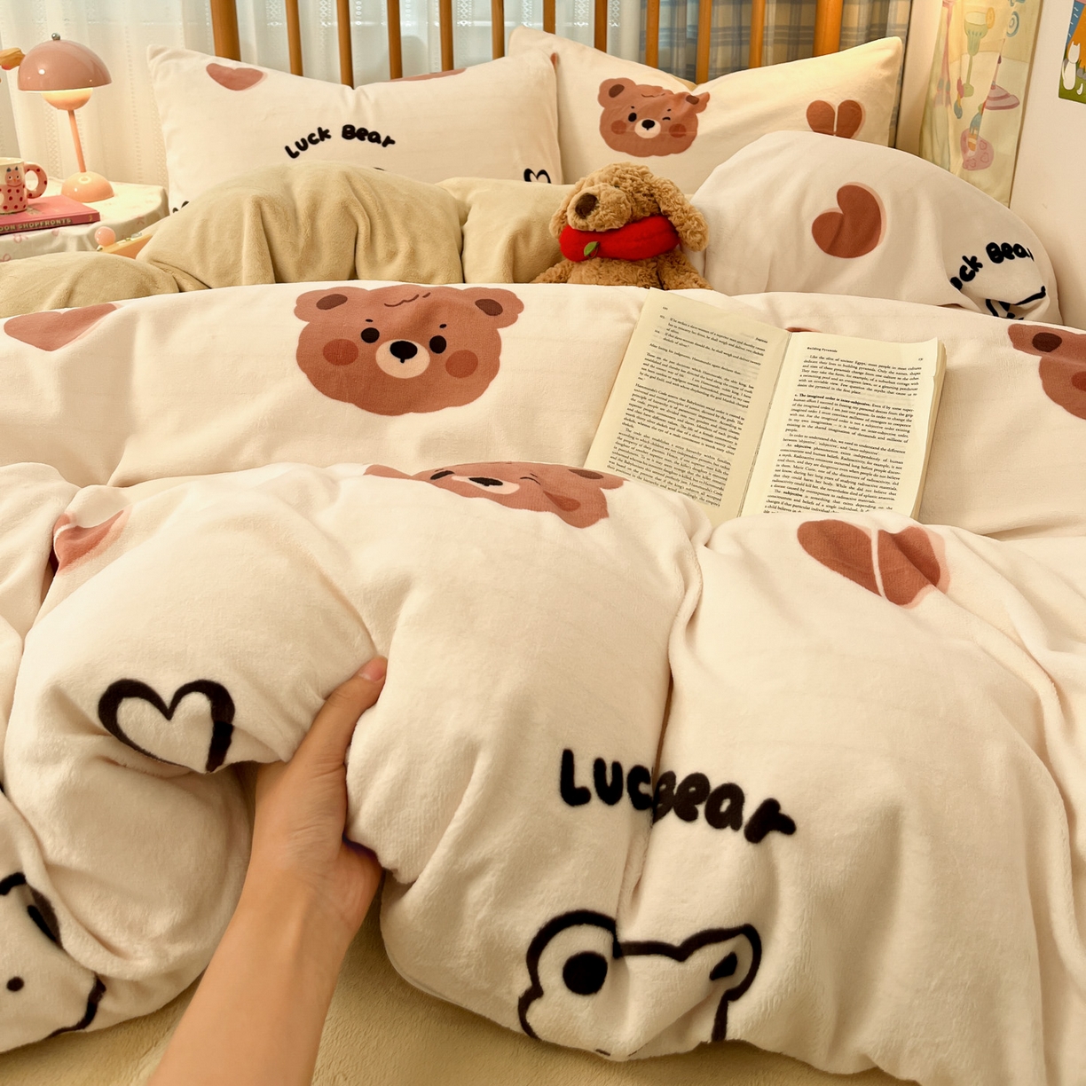 91家纺网 家纺一手货源 找家纺 小叮当家纺仓储工厂店 2025新款牛奶绒印花四件套 小熊心旅