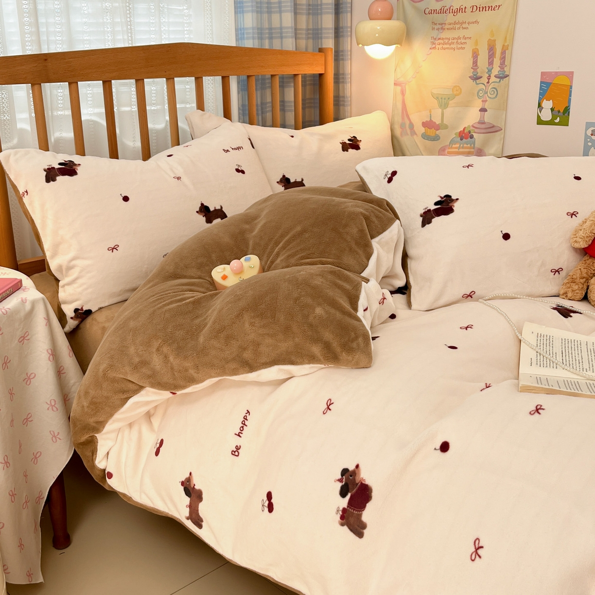 91家纺网 家纺一手货源 找家纺 小叮当家纺仓储工厂店 2025新款牛奶绒印花四件套 绯色腊肠趣