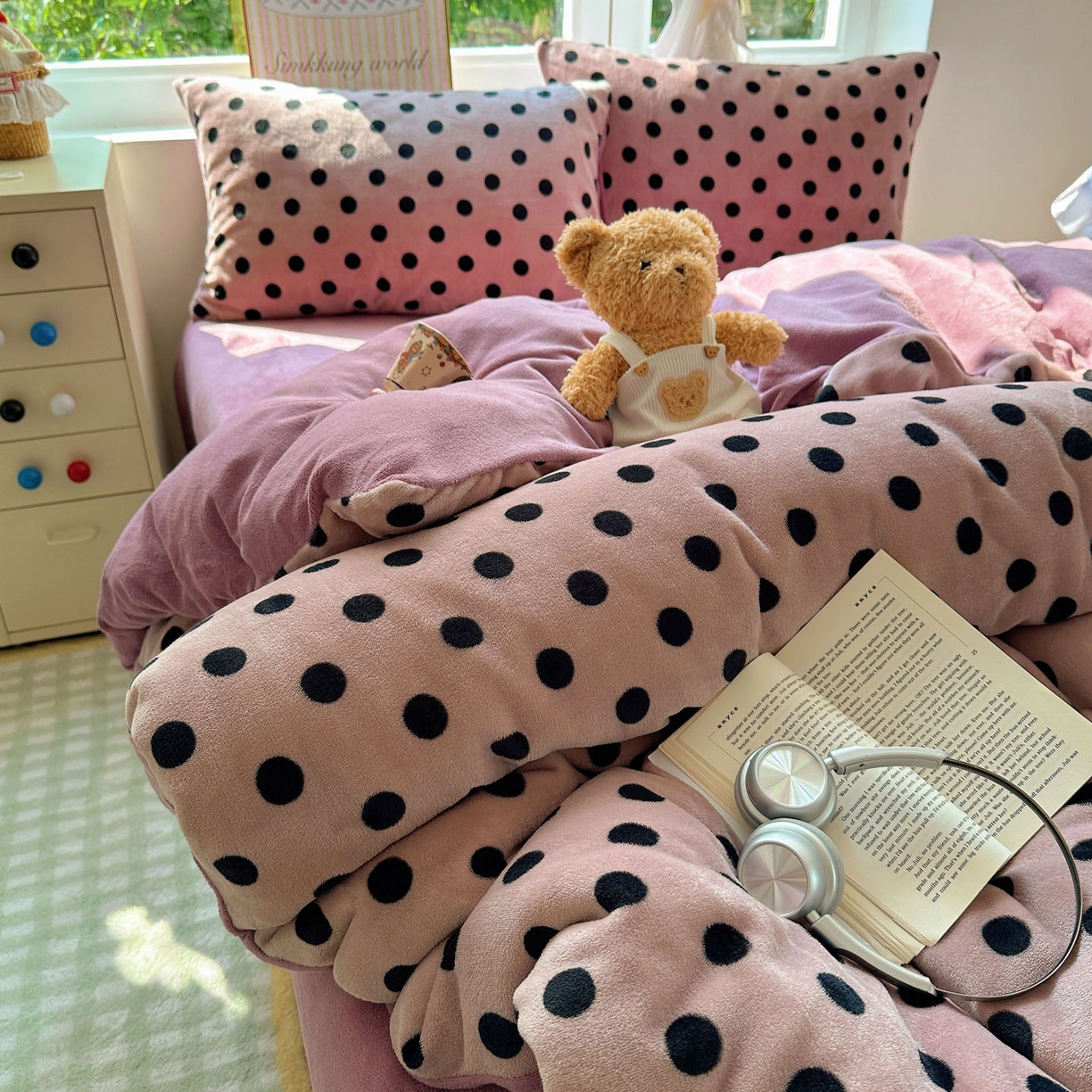 91家纺网 家纺一手货源 找家纺 暖芯优选 2025新款小清新加厚高克重牛奶绒四件套直播热款电商热款 波利圆点-紫