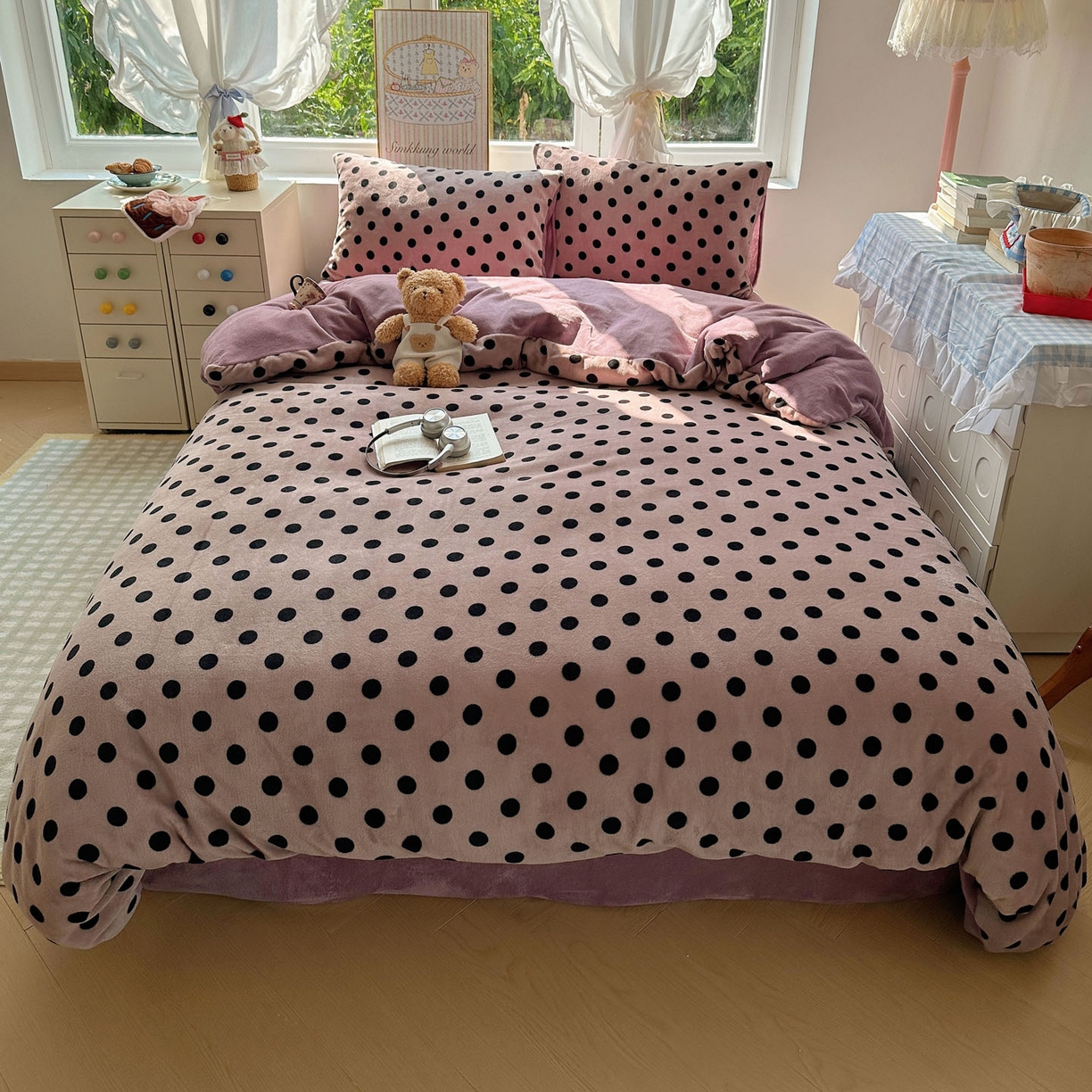 91家纺网 家纺一手货源 找家纺 暖芯优选 2025新款小清新加厚高克重牛奶绒四件套直播热款电商热款 波利圆点-紫