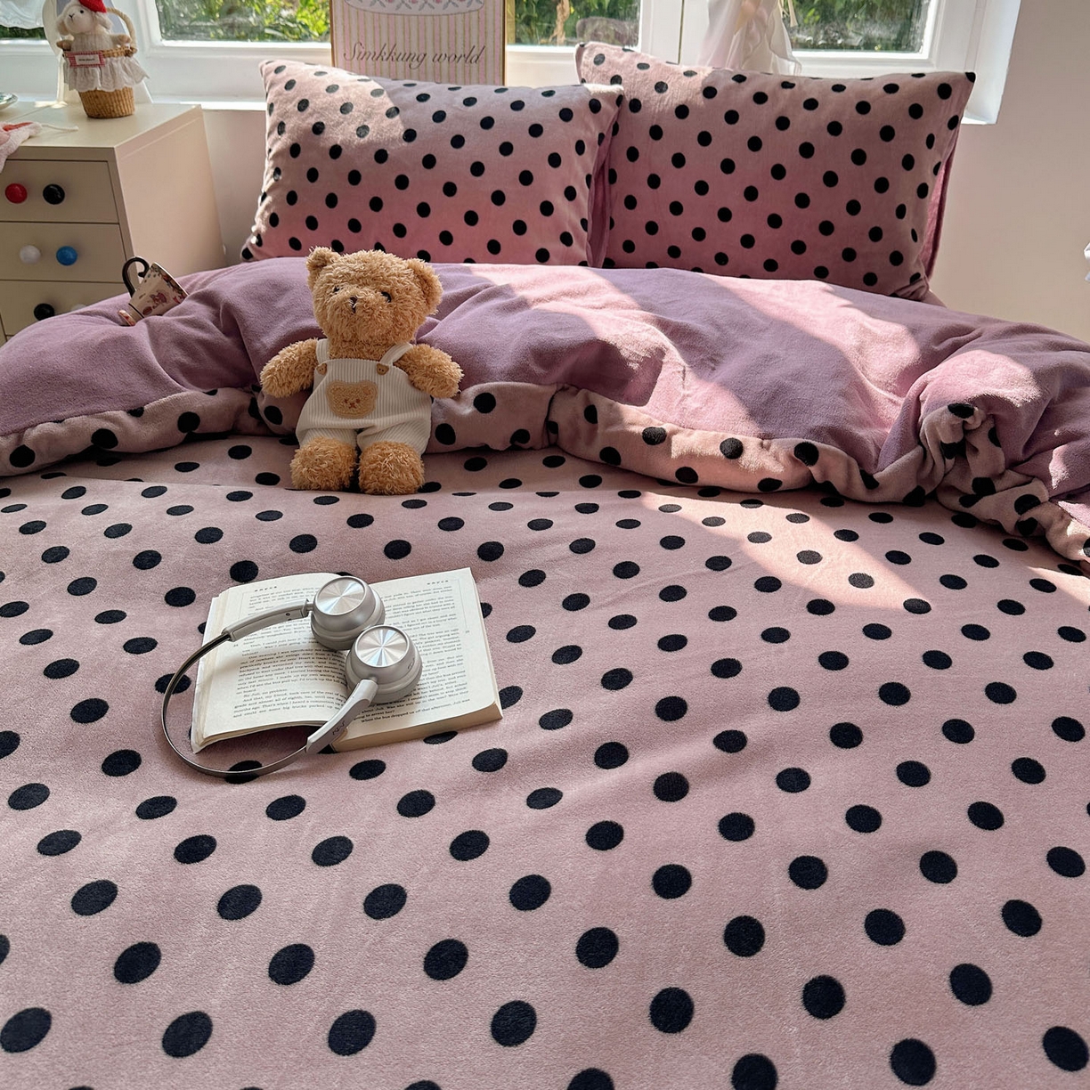 91家纺网 家纺一手货源 找家纺 暖芯优选 2025新款小清新加厚高克重牛奶绒四件套直播热款电商热款 波利圆点-紫