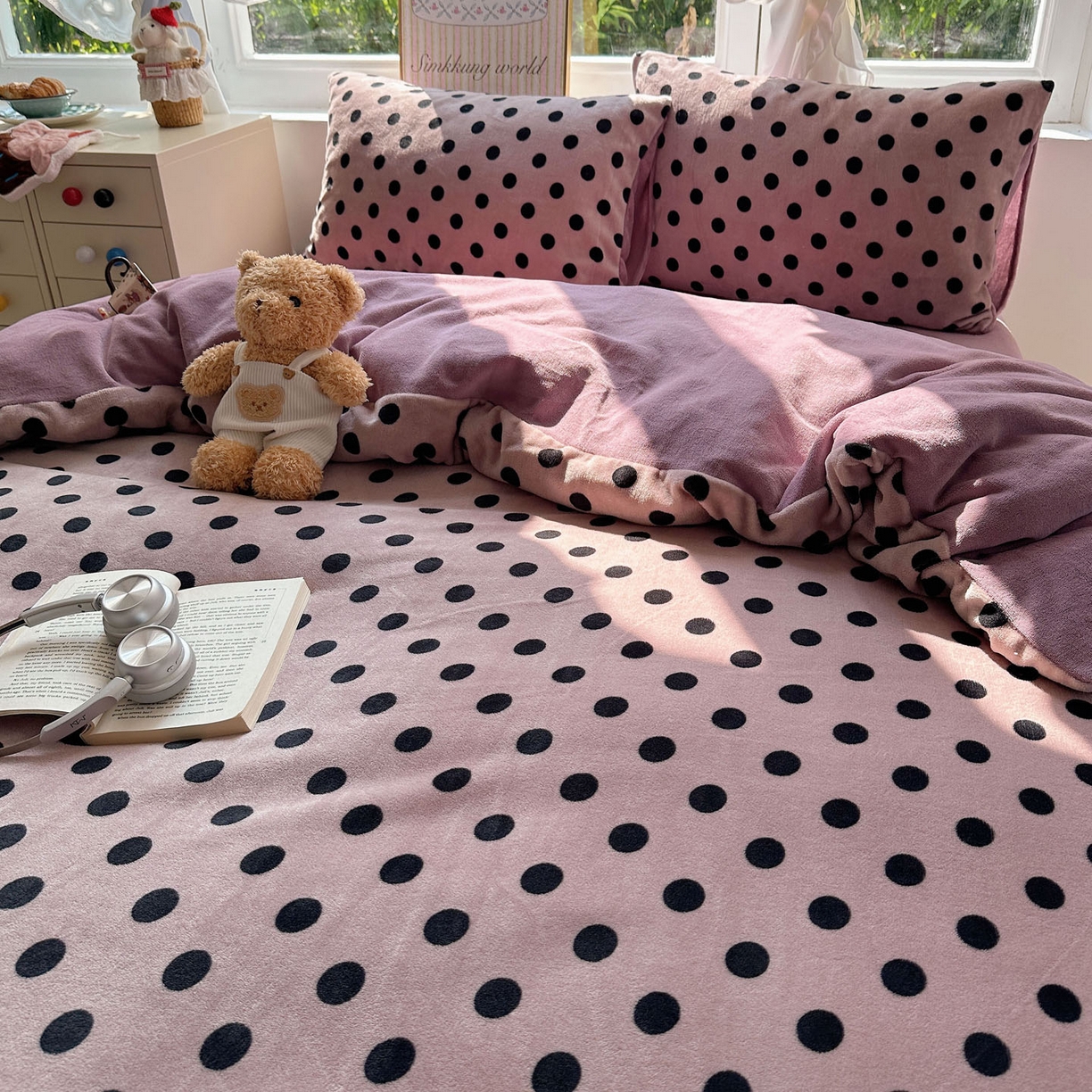 91家纺网 家纺一手货源 找家纺 暖芯优选 2025新款小清新加厚高克重牛奶绒四件套直播热款电商热款 波利圆点-紫