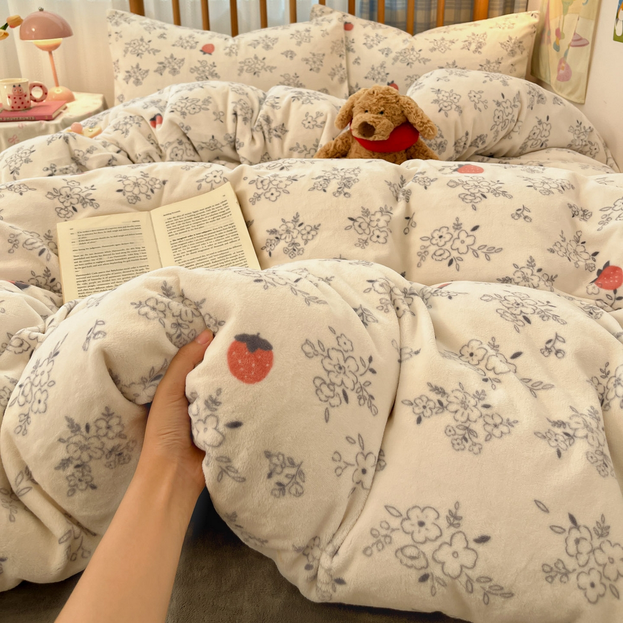 91家纺网 家纺一手货源 找家纺 小叮当家纺仓储工厂店 2025新款牛奶绒印花四件套 浅花莓语